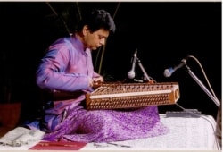 Show the dfference between santoor and hammered dulcimer